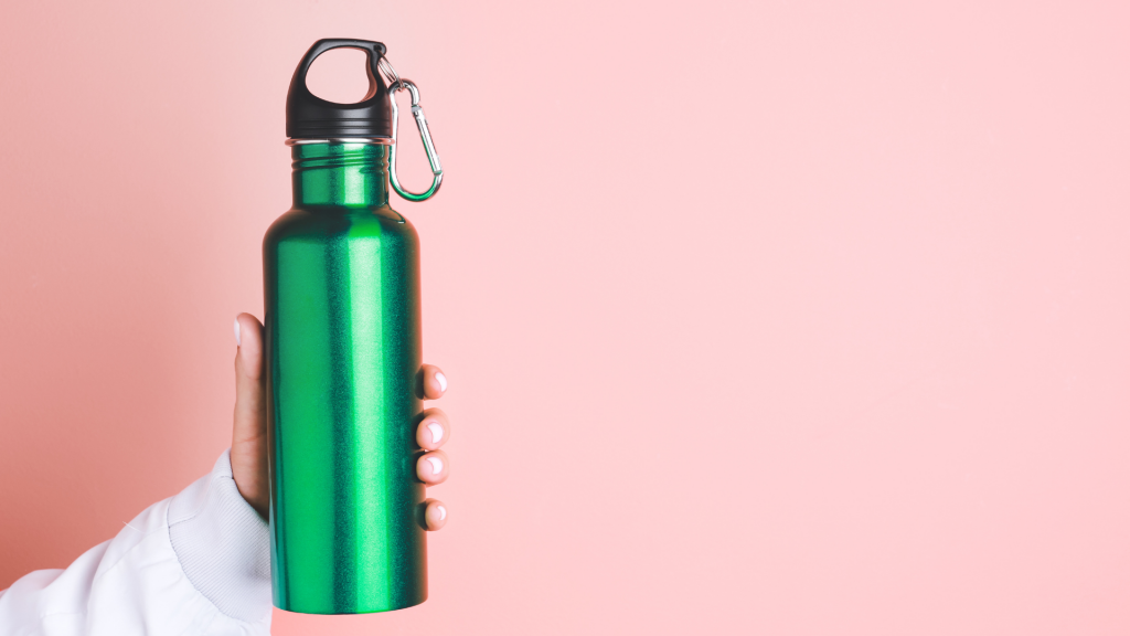 Una mano sostiene una botella de agua metálica verde
