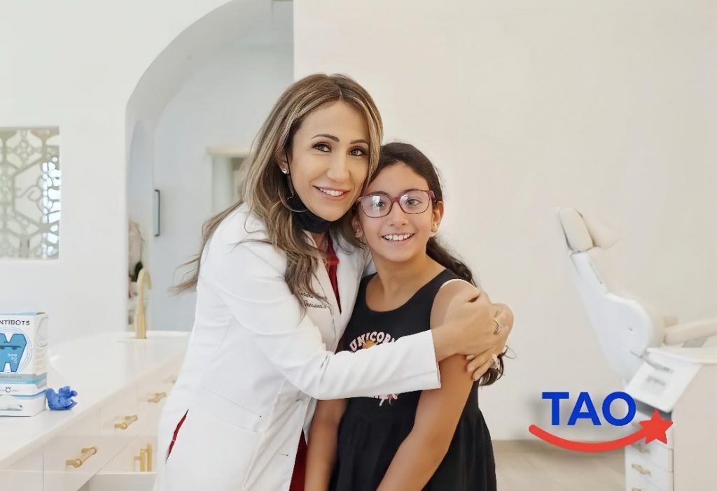 Una ortodoncista abraza a una joven paciente