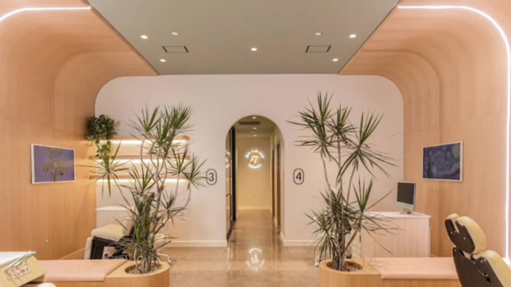 Vista del área de los pacientes en el moderno y elegante consultorio del Dr. Gupta