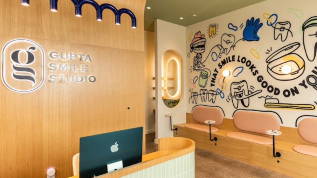 La zona de recepción de una moderna clínica de ortodoncia en Dallas, Texas.